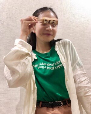 Tamaki Shiratori Instagram - ⁡
⁡
アイス可愛くて、しばらく眺めてました🫰
これ、何味だと思うー？？
⁡
そうだ、ちょっと前の大喜利の投稿に
沢山コメントありがとうございます！！
全部面白くて、笑いました🤪🤪
⁡
⁡
#白鳥玉季 
#topcoat