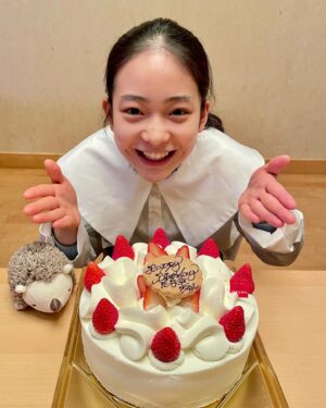 Tamaki Shiratori Instagram - ⁡
⁡
#系図 2日間ありがとうございました！！
⁡
そして今日、私は友達や家族、そして新日本フィルハーモニー交響楽団の皆さんにも
お祝いをしてもらいながら14歳になりました！☺️
⁡
13歳は、たくさんの方々に見守られながらゆっくり成長出来た年だったと思います。
応援してくれた方々ありがとうございました。
⁡
14歳の私も応援よろしくお願いします！！
⁡
#白鳥玉季
#topcoat