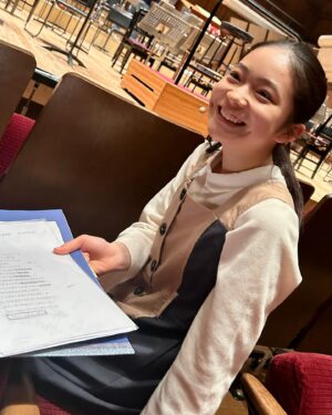 Tamaki Shiratori Instagram - ⁡
新日本フィルハーモニー交響楽団
#６５３定期演奏会
武満徹:系図-若い人たちのための音楽詩
マーラー:交響曲第４番 ト長調
⁡
明日から始まります！！
大きな舞台に立って詩を読むことを想像するとすごく緊張するけど、私なりに精一杯頑張ります💪🏻
⁡
私は『系図』に語りとして参加します🦢
⁡
⁡
#白鳥玉季 
#topcoat