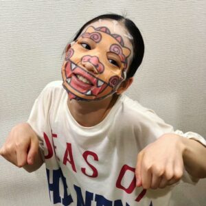 Tamaki Shiratori Instagram - ⁡

初めてのパック！✨
変身出来るパックを使ってみたんだけど
私は何に変身してるでしょーか？
⁡
#白鳥玉季 
#トップコート