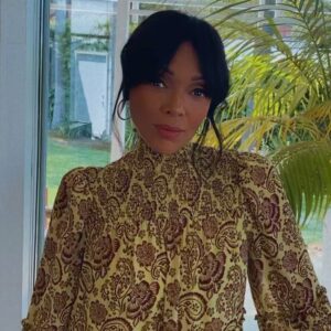 Tamara Taylor Instagram - All dressed up and no place to go. Getting ready to present tha sh*t out of an award from my home/office 😜 #HCA #TVawards #virtual #notawkwardatall

Hair and make up courtesy of my glam angels @kirinstagram & @alexander_armand 💛