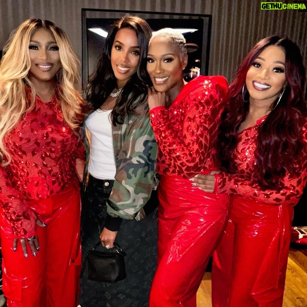 Tamara 'Taj' Johnson-George Instagram - One of our baby sisters came to see us tonight, @kellyrowland🥰. It was amazing seeing your gorgeous face. We love all of you ladies so much❤️❤️❤️❤️. #summerblockparty #swv #dc #kelly #taj #coko #lelee #fyp Wardrobe design: @Anrfashions