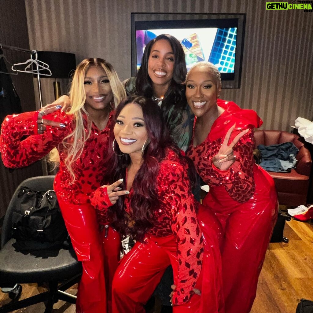 Tamara 'Taj' Johnson-George Instagram - One of our baby sisters came to see us tonight, @kellyrowland🥰. It was amazing seeing your gorgeous face. We love all of you ladies so much❤️❤️❤️❤️. #summerblockparty #swv #dc #kelly #taj #coko #lelee #fyp Wardrobe design: @Anrfashions