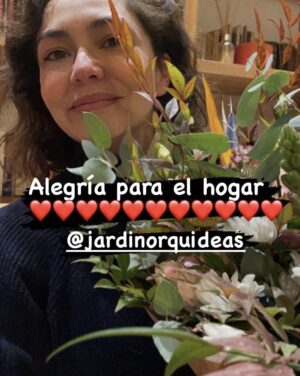 Tamara Acosta Instagram - Cosas que me hacen feliz:
Tomar café 
Hacer teatro 
Las guindas
Las flores.
Y a ti?
@jardinorquideas