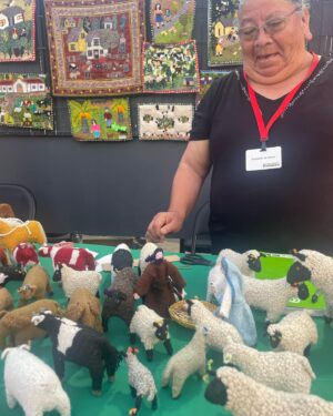 Tamara Acosta Instagram - Hace muchos años que colecciono estos animalitos, los encontraba , todos los años en la Feria internacional de artesanía UC
Es parte de mi Diciembre querido junto con las guindas y la navidad.
Esta vez cumple 50 años y estará hasta el domingo en el centro Cultural Santa Rosa de Apoquindo.