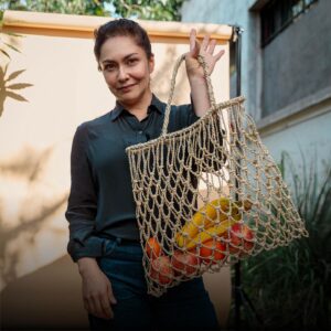 Tamara Acosta Instagram - 🎙️ Entrevista | Tamara Acosta 🎭📺

“A las tiendas Artesanías de Chile voy de manera obsesiva”, nos confesó @tamaraacostazambra en entrevista. Conoce la fundación desde sus inicios, allá por el 2002, cuando aún estudiaba en la escuela de teatro en barrio Bellavista, muy cerca de donde estaba su primera tienda📍

La actriz de cine, teatro y televisión mantiene un vínculo emocional con piezas hechas a mano desde su infancia: “no sólo hay una calidad distinta de las piezas hechas a mano, sino que también hay una historia, dedicación, amor, distintos valores que una producción en serie”.

Te invitamos a leer la entrevista completa en el link de nuestro perfil 🌐📱💻

📷 Créditos: @lygonz
