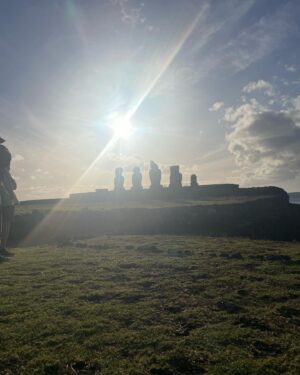Tamara Acosta Instagram - Estoy en la maravillosa Isla de Pascua, vuelvo después de mucho tiempo, tengo hermosos recuerdos de esta Isla, venía con mi hija, mi ilusión era mostrarle las maravillas de este lugar y transmitirle mis bellos recuerdos, lamentablemente un funcionario de policía no la dejó viajar, a pesar de tener su certificado de nacimiento ( con el que hemos viajado muchas veces) y estar  con sus dos padres , apelamos al criterio. al sentido común, pero nada finalmente mi pequeña no viajó, yo me vine (tenía que trabajar) con el corazón en la mano.
Gracias a los que empatizan.
Aclaro, para los que están tirándome mala onda, he viajado mil veces solo con certificado de nacimiento.
Para que se les pare la ira!