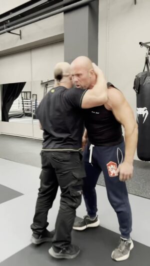 Táňa Bystroňová Instagram - 🤜 BEJR ❌ GRZNÁR 🤛 Výzva 2/10 - box. Druhá výzva prověří, kdo umí lépe boxovat a poslouchat! 👂 Boj o odměnu 1000 Kč. Vrátí Bejr Grznárovi prohru v Clashi?
#bejrvsgrznar #bejr #grznar #challenge #challenge2024 #clashofthestars #vyzva