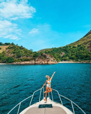 Táňa Bystroňová Instagram - Lodička🛥️🩵🧡a jediné sluneční brýle, které se mi v Brazílii nepovedlo 🌊utopit😅 @vifsports 🤍.
#vif #vifsports #atlantic #atlanticocean #rio #riodejaneiro #yacht #yachting #boatlife #boat #braziliangirl #brasilia #brasil🇧🇷 #sportmotivation #boattrip #boating #yachts #yachtlife