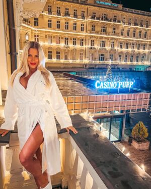 Táňa Bystroňová Instagram - Hezký večer😊, poradíte kterou 📸 A) B) C) prosím ? 
Photo 🫶? 
#karlovyvary #karlovyvaryregion #karlovy_vary #carlsbad #grandhotelpupp #karlovarskykraj #positivevibes #positivity
