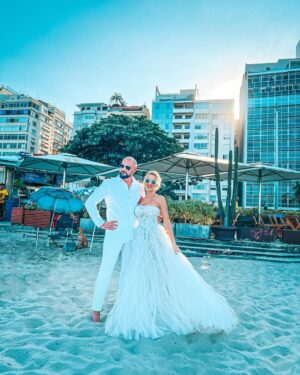Táňa Bystroňová Instagram - Vzorek🤍
Dress @svatebnisalonmaya 
Jewels @optimadiamant 
Hair @oliverhairstylist @ophicinadocabelo 
Nail @gabriellakupkova 
Flower @arcocasamenteiro 
Place @copacabanarj @alloroalmiramar @miramarhotel 
💎Special thanks to @felipesantana_165 @doutorsocratesoficial @ilona.lahodova @tomas_vzorek_official @_.markova.v._ @kuchynkovahana @martinalahoda
