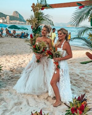 Táňa Bystroňová Instagram - Vzorek🤍
Dress @svatebnisalonmaya 
Jewels @optimadiamant 
Hair @oliverhairstylist @ophicinadocabelo 
Nail @gabriellakupkova 
Flower @arcocasamenteiro 
Place @copacabanarj @alloroalmiramar @miramarhotel 
💎Special thanks to @felipesantana_165 @doutorsocratesoficial @ilona.lahodova @tomas_vzorek_official @_.markova.v._ @kuchynkovahana @martinalahoda