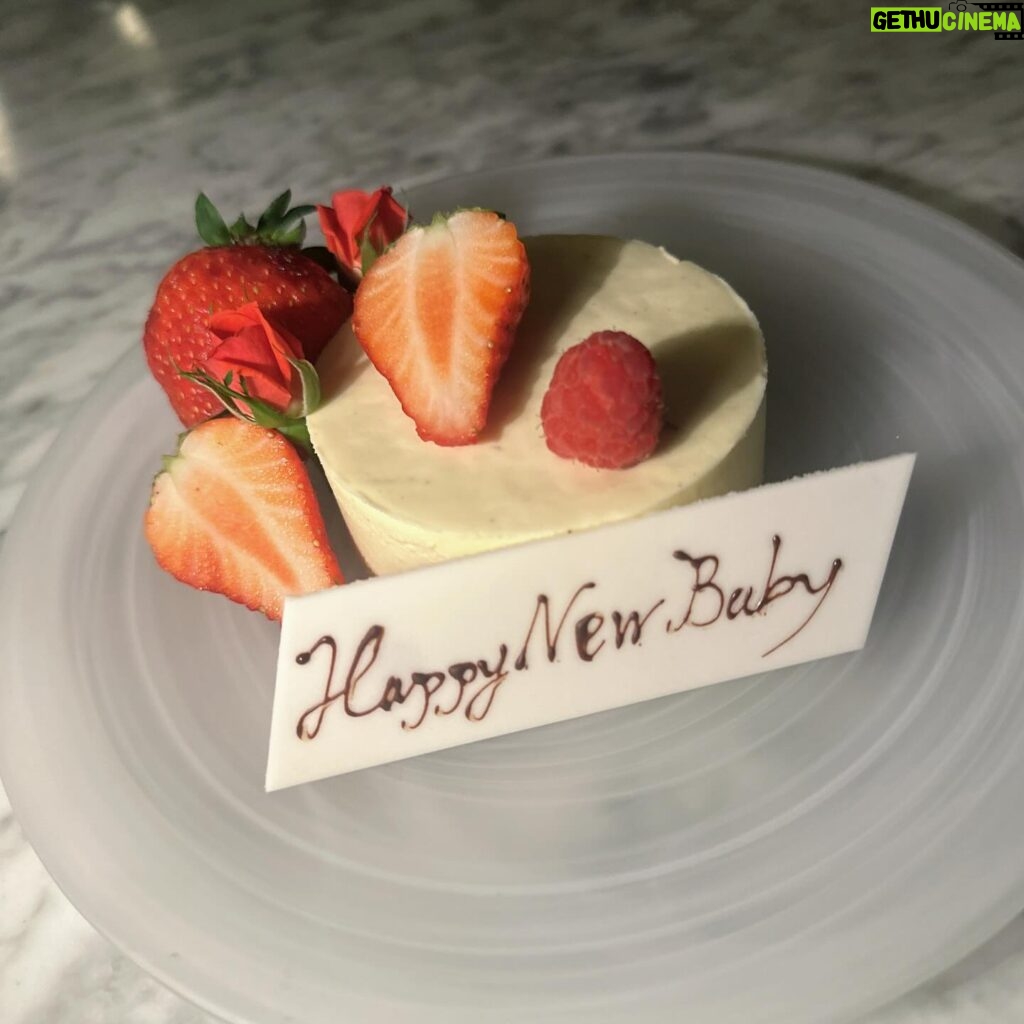 Tanakaga Instagram - 昨日は定期的に集まってる姉様達とご飯会でした🫶🏻 ケーキとプレゼントまで頂いて幸せ空間やった😭💞 何から何まで本当にありがとうございます🙇🏻‍♂️ 毎回会話が盛り上がりすぎて時間過ぎるのがめっちゃはやい笑 また集まりましょう〜〜❤️‍🔥