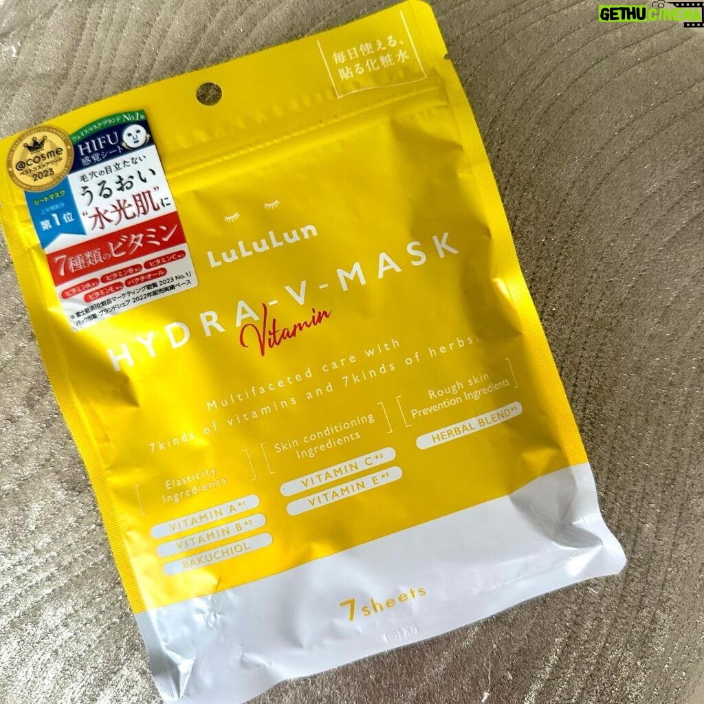 Tanakaga Instagram - 今の季節とかもそうやし、やっぱ大人になるに連れて体調とかで肌の調子めっちゃ変わったりするんやけど結局保湿が大事やと思うねんな。 私も妊娠中の肌トラブルでめっちゃ悩んでて最近毎日使ってるんやけど、ルルルンのハイドラVマスクは化粧水の代わりに毎日使えるフェイスマスクやから、お風呂上がりに化粧水の代わりにすぐに貼って5~10分置くだけで効率的に保湿ができてほんまにありがたい😭🫶🏻 肌で悩みやすい今の時期に、私の肌に潤いを与えてくれるので愛用してます✌🏻 #ルルルン #シートマスク #ビタミン #水光肌 #毛穴ケア #PR