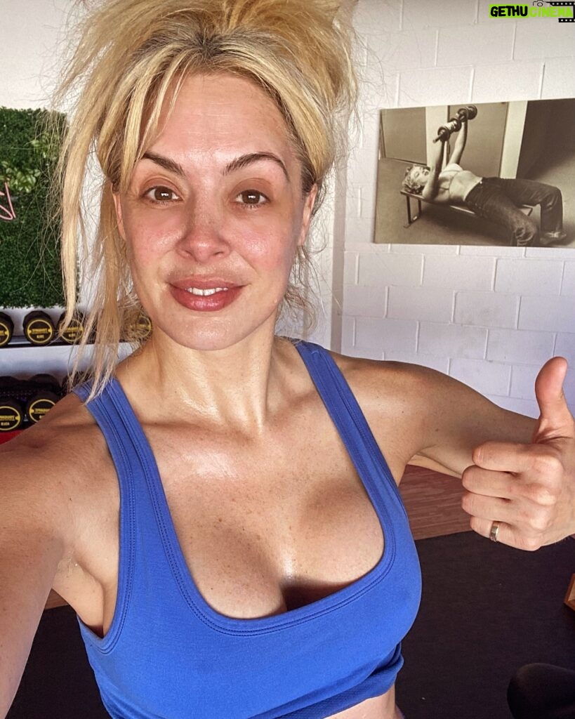 Tanea Brooks Instagram - If you ain’t sweatin’ , you ain’t workin’ #nomakeup #nofacechangefilter #idgaf #happiness #sweat #workhard #workout #therebelrub #rebel