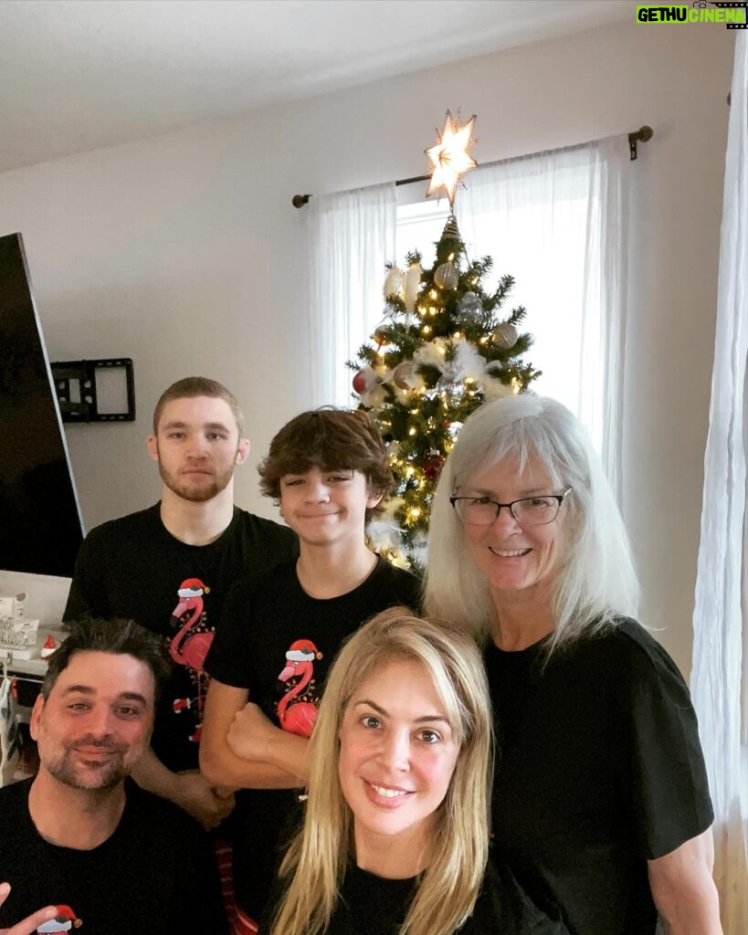 Tanea Brooks Instagram - I could sleep for a week straight but every minute worth it ❤️💚. #family #christmas