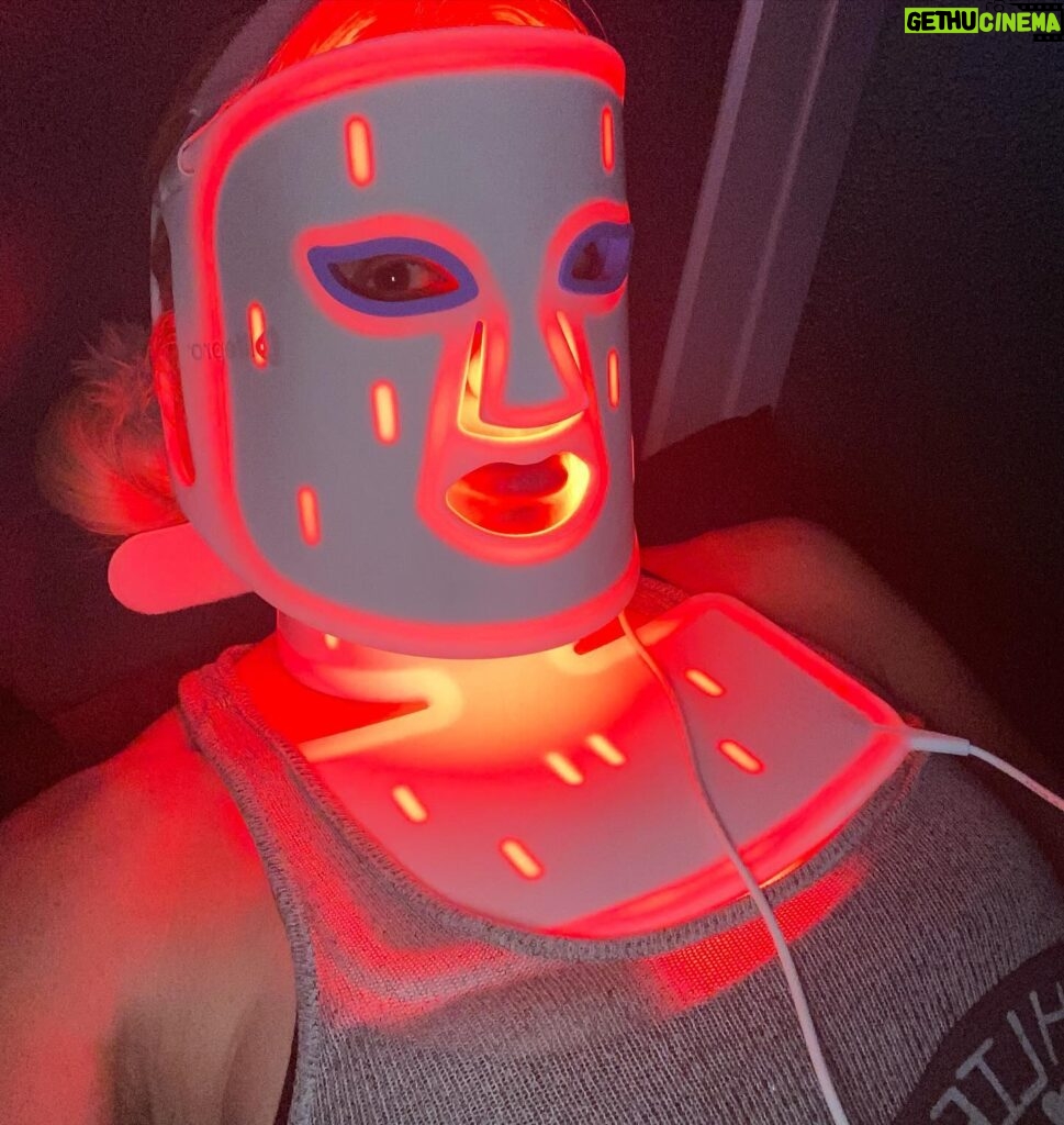 Tanea Brooks Instagram - Treat ya self. #redlighttherapy #infrared . Thank you @dashakuret