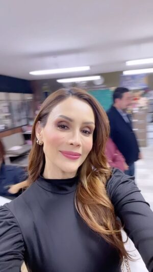 Tania Vazquez Instagram - Mi gente linda les mando besos 😘🫶
Recibiendo Indicaciones de un gran director @gus_loza 👌🏻 @leonor_garzon 😘♥️
