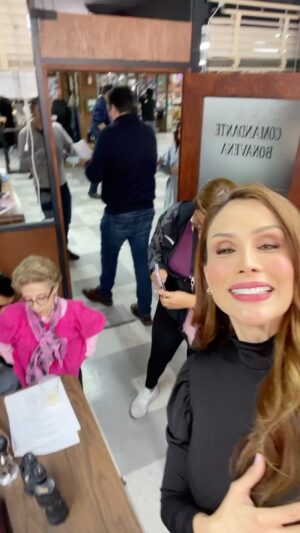 Tania Vazquez Instagram - Día de trabajo con un gran elenco , una súper producción y Direccion  @mariaelenasalof @gus_loza @leonor_garzon