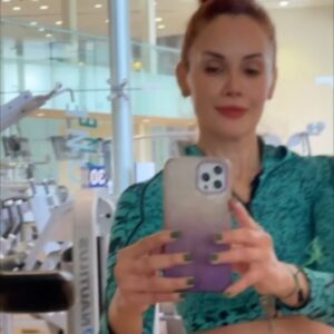 Tania Vazquez Instagram - La vida no es lineal ni perfecta para mi ni para nadie , pero a pesar de todo yo siempre o casi siempre elijo confiar en mi , en mi padre Dios , en las personas que me aman y con todo mi corazón apreciar y valorar los cambios de la vida con una buena actitud , fe y amor 🫶🤩🙏🏻😘💋