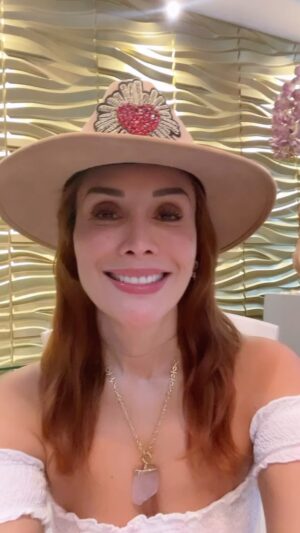 Tania Vazquez Instagram - Muchas gracias por sus felicitaciones por mi cumpleaños , gracias por tantas muestras de cariño y amor , las recibo como bendición para mi vida 🤩💜🙏🏻 
Gracias amiga linda por tan Bellos regalos  @claudia.chaveztorres.1 @zevach.joyeriadeautor 😍

LOS QUIERO MUCHO MUCHO MUCHO 💜