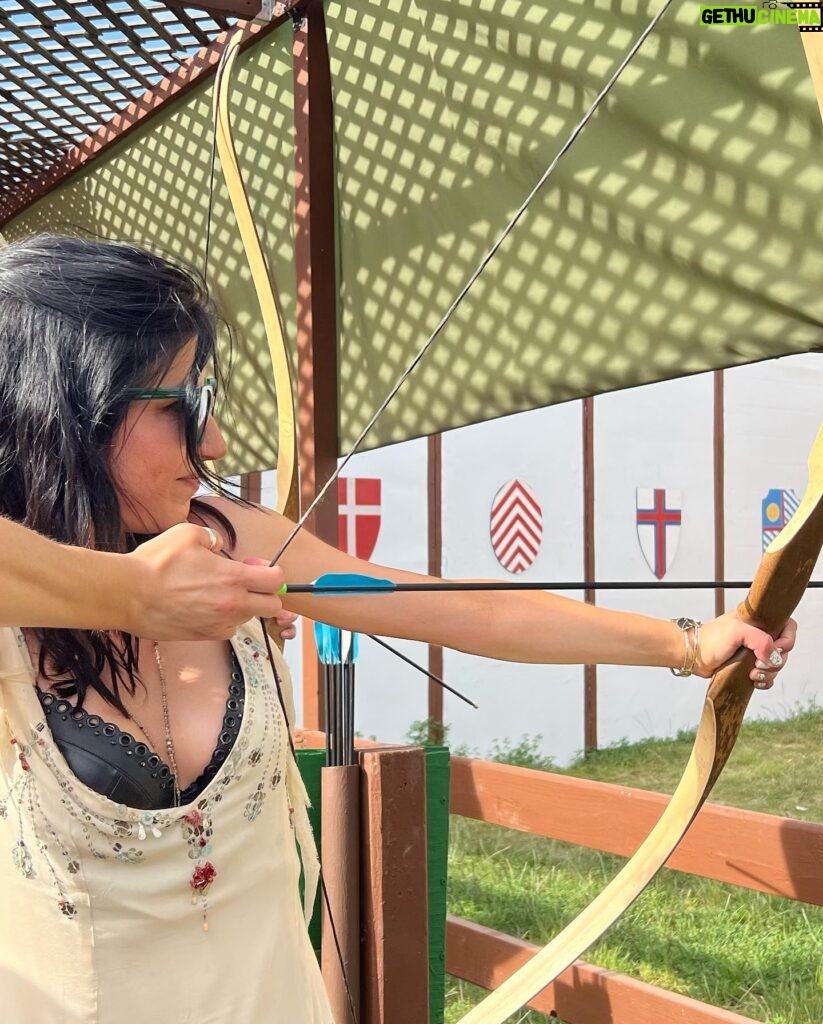 Tania Raymonde Instagram - drank meade braved a maze chilled w goats curtsied like maidens and basically went medieval as F at Ren Faire with @imdanadelorenzo