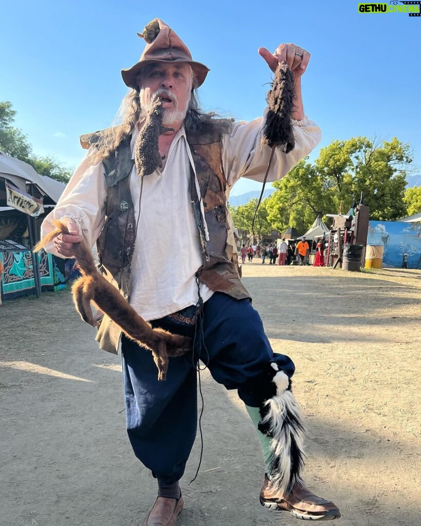 Tania Raymonde Instagram - drank meade braved a maze chilled w goats curtsied like maidens and basically went medieval as F at Ren Faire with @imdanadelorenzo