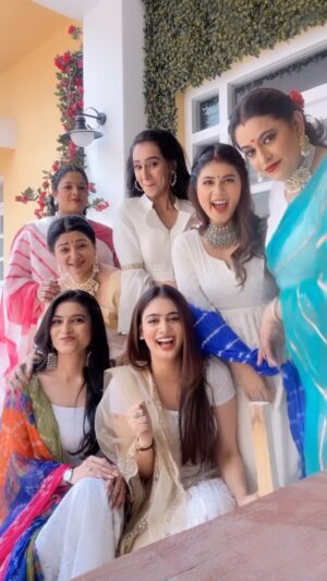 Tanisha Mehta Instagram - Crazy peeps reporting from the set of Lag Ja Gale!!😂❤️
#reel #reels #reelinsta #reelsinsta #reeltrend #reelstrend #reelkarofeelkaro #reeltoreel #reelinstagram #reelsinstagram #insta #instagood #instagram #trend #trending #trendingreels