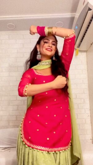 Tanisha Mehta Instagram - When you only get a few minutes to make a reel while shooting 🙈 

#instagram #instagramreels #reelsinstagram #dance #trending #love