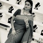 Tanisha Kuppanda Instagram - “I think there is beauty in everything. What ‘normal’ people perceive as ugly, I can usually see something of beauty in it.” Saree : @swathihv_official Jewellery : @kuppandasjewellery PC : @rashmi #tani #tanisha #tanishakuppanda #tanishakuppandaactress #benki #benkitanisha🔥💥 #benkitanishakuppanda #ladyboss #biggbosstanisha #hennuhuli #tanishaarmy #thanks #beauty #actress #kannadaactress #kannadafilmindustry #kuppandasjewelry #kuppandaproductionhouse #kuppandas #werock #love #everywhere #live #forever