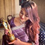 Tanjim Saiyara Totini Instagram - Finally I have this beauty in my hand ❤️ my first ever meril prothom alo award! Best actress critic (short film) for “Shomoy Shob Jane” Thank you jury board and needless to mention my lovely audience ❤️
