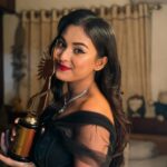 Tanjim Saiyara Totini Instagram - An award is like an inspiration. This beauty in my hand will motivate me to work even harder in the coming days. Thank you so much Bifa awards 🙏 Hair and makeup @makeoverfinesse Costume @safiyasathi