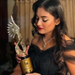 Tanjim Saiyara Totini Instagram - An award is like an inspiration. This beauty in my hand will motivate me to work even harder in the coming days. Thank you so much Bifa awards 🙏 Hair and makeup @makeoverfinesse Costume @safiyasathi