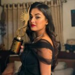 Tanjim Saiyara Totini Instagram - An award is like an inspiration. This beauty in my hand will motivate me to work even harder in the coming days. Thank you so much Bifa awards 🙏 Hair and makeup @makeoverfinesse Costume @safiyasathi