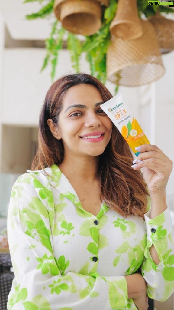 Tanvi Thakkar Instagram - Himalaya brings you the solution for your dark spot worries. Try the new Dark Spot clearing Turmeric Face Care Range and see the results for yourself in just 7 days! @himalaya_facecare