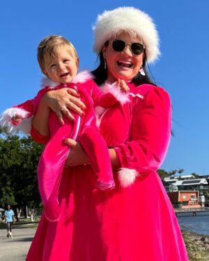 Tanya Hennessy Instagram - Merry Pinkmas Eve 🩷🩷🩷