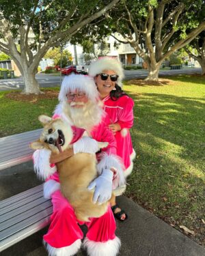 Tanya Hennessy Instagram - Merry Pinkmas Eve 🩷🩷🩷