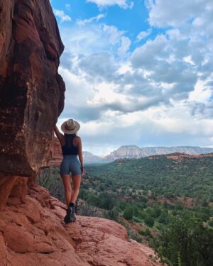 Tara Holt Instagram - Where red rocks meet endless blue skies 🏜️