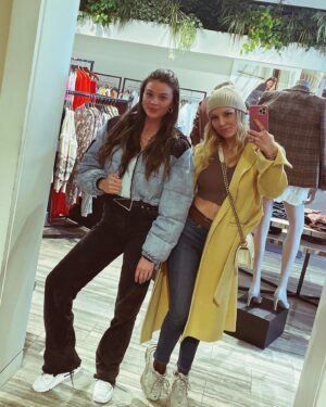 Tara Holt Instagram - Happiest birthday to my sister @mayadonovanyoga, the brightest shiniest light. I am beyond grateful for our friendship. I think I’d internally combust if I didn’t have you by my side in this crazy life. I love you and am the luckiest to have found you! 🥰💫💜👯‍♀️