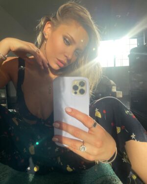 Tara Holt Instagram - When the light hits 🌩️