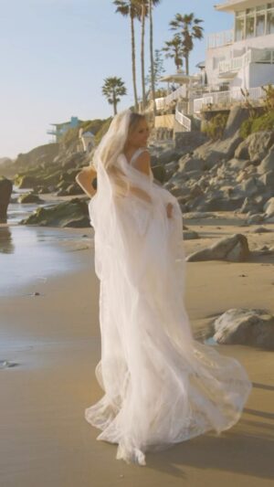 Tara Holt Instagram - Still feels like I’m floating ☁️ 

🎥: @niswenderfilms 
Dress: @rish_bridal 
@loveandlacebridalsalon 
Makeup: @skyqmakeup 
Hair: @salonmaisoninc 
Florals: @shannontweed 
Music: @andrewmanos