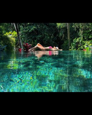 Tara Holt Instagram - Bali 🍯🌙