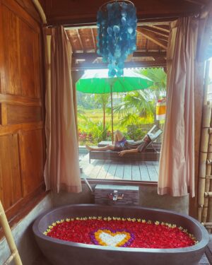 Tara Holt Instagram - Bali 🍯🌙
