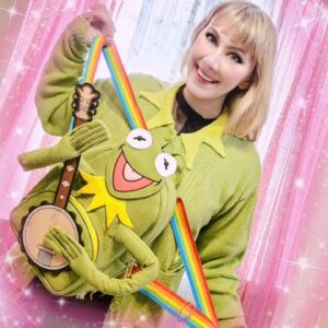 Tara-Nicole Azarian Instagram - Wanna make a rainbow connection? 🌈 #hottopic 🌈 #sponsoredbyHT #HTFxTakeNote  #HTFanatic
●●●●
Photo: @maxx_warner 📷
Clothes: @hottopic 👑
My FUN account: @taracosplay ❤
●●●●
#kawaii #muppetshow #kermit #kawaiifashion #muppets #rainbowconnection
#disabledcosplayer #disabledinfluencer  #wheelbodiesarebeautiful  #disabledandhot  #officialtaracosplay