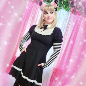 Tara-Nicole Azarian Instagram - 🪦GOTH🪦 I LOVE 💜 #hottopic ☠️ #sponsoredbyHT #HTFxTakeNote ❤ #Diversitymatters #HTFanatic
●●●●
Photo: @maxx_warner 📷
Clothes: @hottopic 👑
My FUN account: @taracosplay ❤
●●●●
#kawaii #princessgoth #kawaiifashion 
#disabledcosplayer #disabledinfluencer  #wheelbodiesarebeautiful  #disabledandhot  #officialtaracosplay