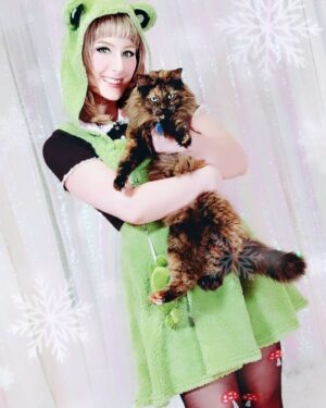 Tara-Nicole Azarian Instagram - 🍁 November Must Haves 🍁:
#HotTopic 🐸 & My Cat! 🐱
#sponsoredbyHT #HTFxNovemberMustHaves
.
.
My 🧚‍♀️ Account: @taracosplay
.
.
#froggy #froggyfashion #softgirl #cottagecore #catmom #HTFanatic #htfandom #OfficialTaraCosplay