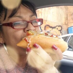 Tatiana Merino Instagram - No pude evitar de no hacerlo.  Pasar a comprar un rico completo en un local cualquiera y comérmelo en el auto. 
El día antes de venirme. 😜