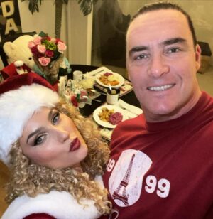 Tatiana Neva Instagram - Merry Christmas to everyone from my sweet handsome boyfriend @realalexnevsky and I ! Hope you all had a jolly good celebration ✨🎊🎉🎊🎉🎊🎉🎊✨ 🎄🎁🎅🏻🥳

#merrychristmas