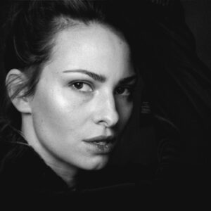Tatiana Yakhina Instagram - "Если ты способен видеть прекрасное, то только потому, что носишь прекрасное внутри себя. Ибо мир подобен зеркалу, в котором каждый видит собственное отражение".
Пауло Коэльо.

#агникино #артисткаяхина #кино #актриса #актрисакино