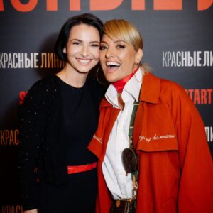 Tatiana Yakhina Instagram - Вчера с @jenjenhappy были на премьере сериала "Красные линии", в кинотеатре Художественный, 
по приглашению @start.ru 💫
Замечательный был вечер!
Спасибо  @kukunya4ever ❤️

Фото @ugolphoto
@temerinatemerina

#красныелинии #старт #евгенияахременко #артисткаяхина #сериалкрасныелинии #свежийсериал #смотринастарте